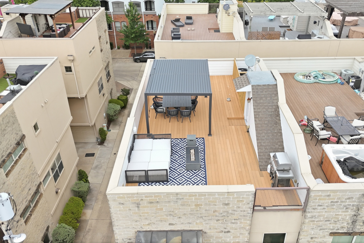 Enjoy al fresco dining and stunning views from this stylish outdoor retreat!