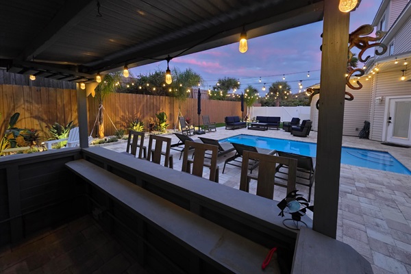 Enjoy evenings at the tiki bar with a tropical vibe