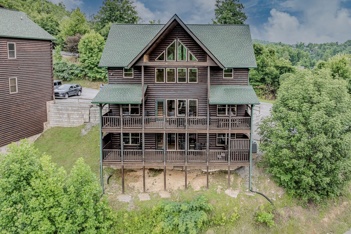 The cabin’s outdoor setting gives guests room to breathe while staying close to the energy of Gatlinburg.