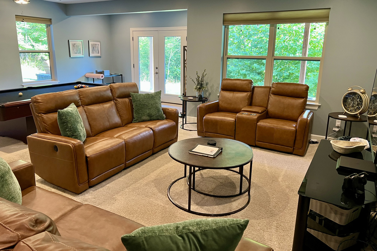 There are 4 recliners in the couches