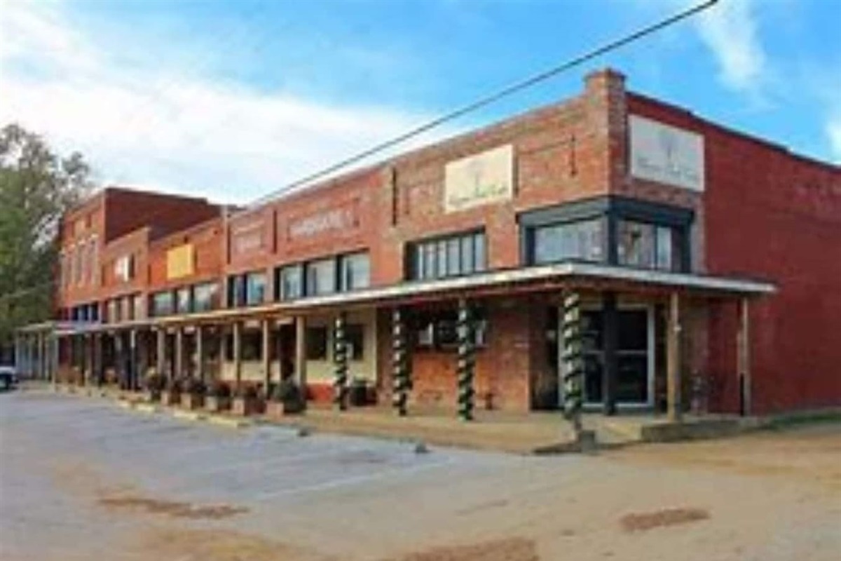 Downtown Aubrey
Steps away: historic downtown Aubrey TX on S Main St. Walk to Upper Park Cafe, World Famous Moms, and Ruby Cates Bakery. Minutes to Lake Ray Roberts and top wedding venues. 15 min to Denton, 30 min to Frisco.