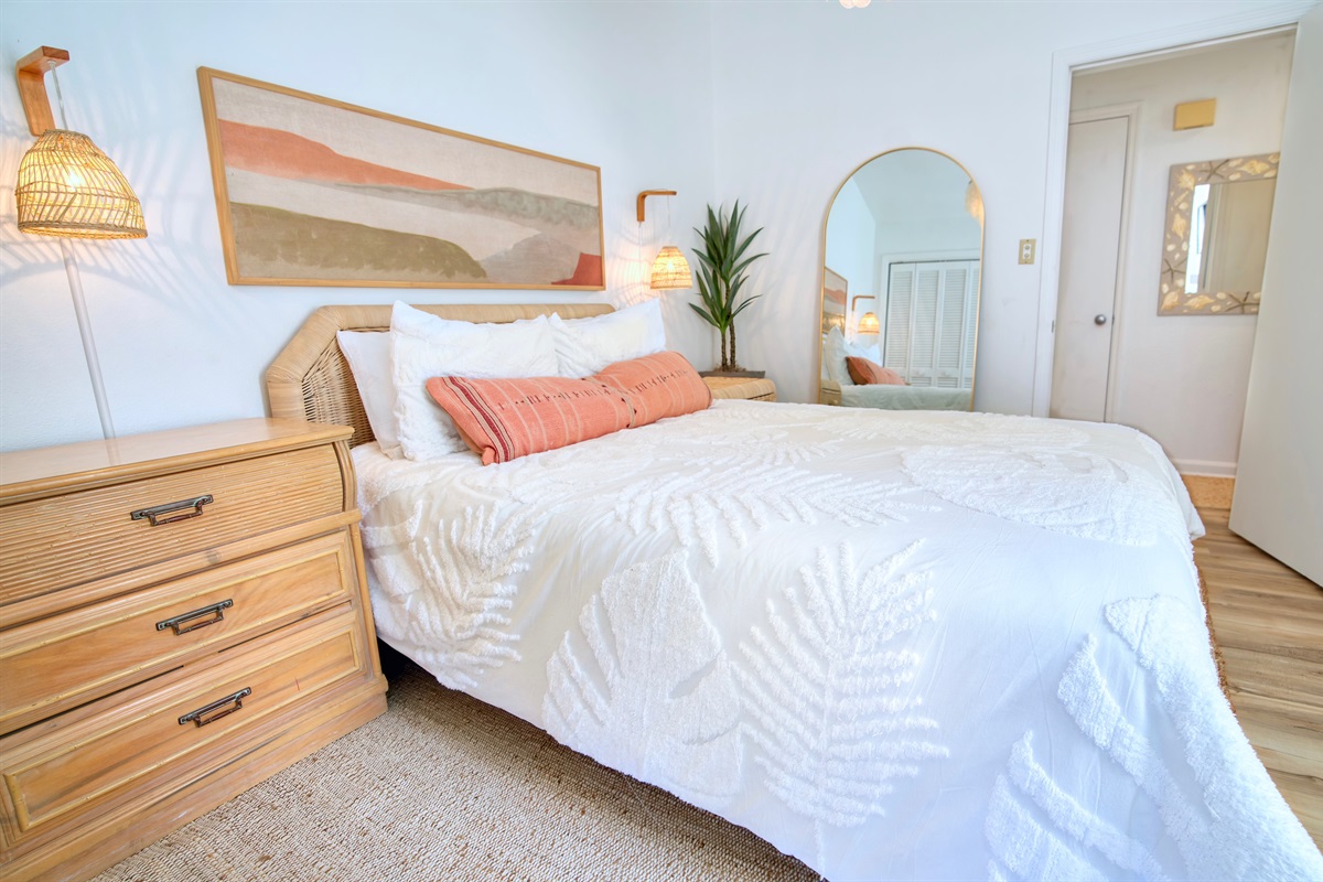 Queen bedroom w/ Queen bed