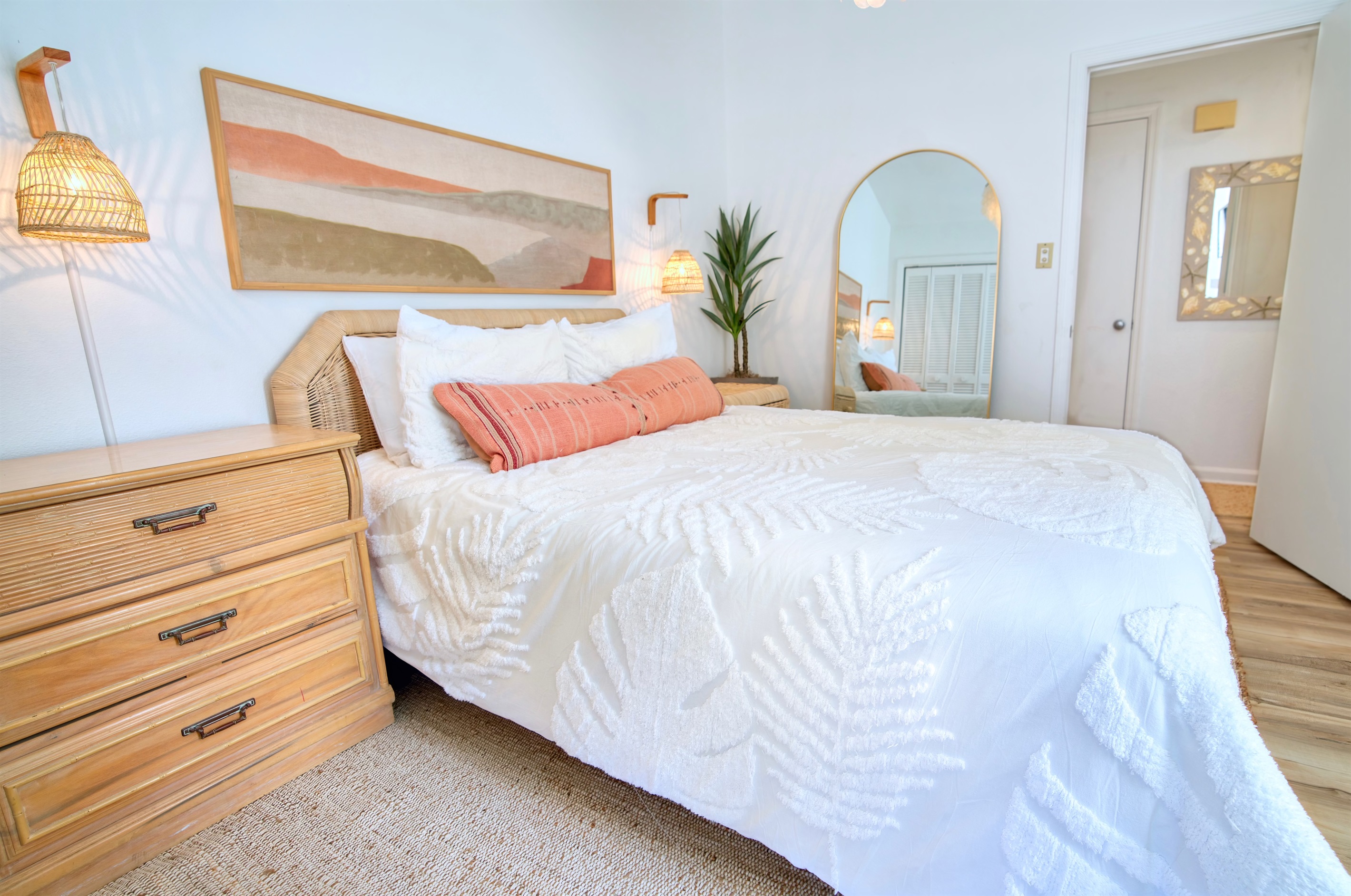 Queen bedroom w/ Queen bed