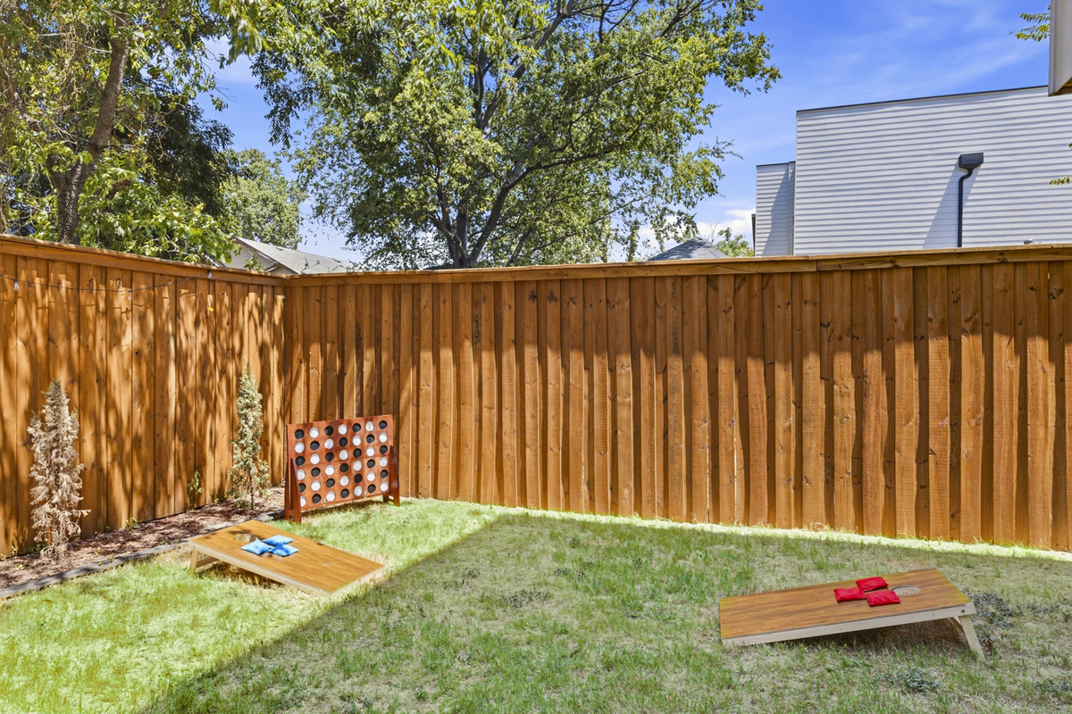 Private yard perfect for games and relaxation under the Texas sun! Enjoy!