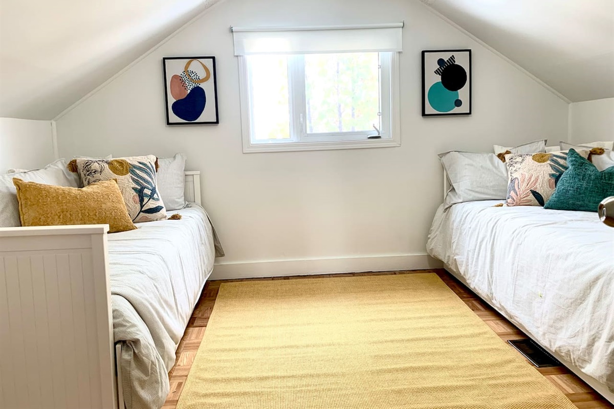 Second Bedroom – Setup for 4 Guests Total
Second bedroom configured for two guests. Total occupancy of four guests includes two in the primary bedroom and two in the second bedroom. Bedding shown reflects one available layout option.