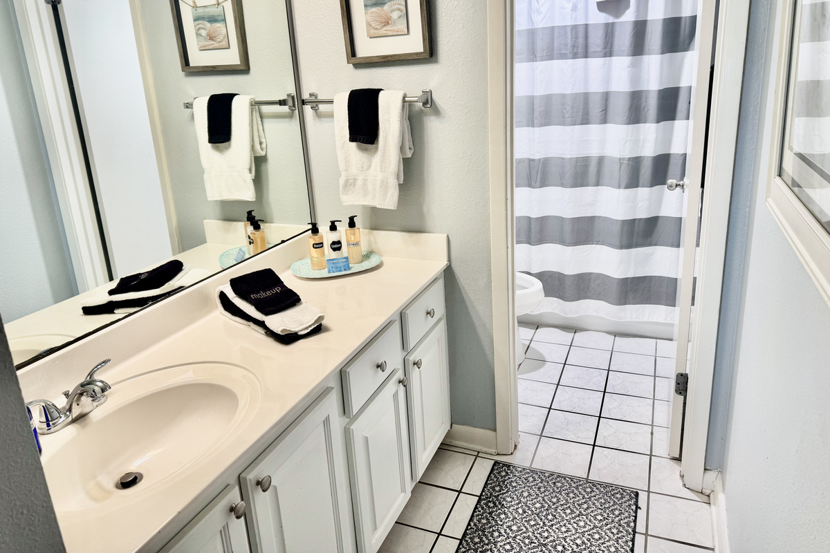 The en suite master bath has lots of room for all of your things! As well as a tub/shower combo!
