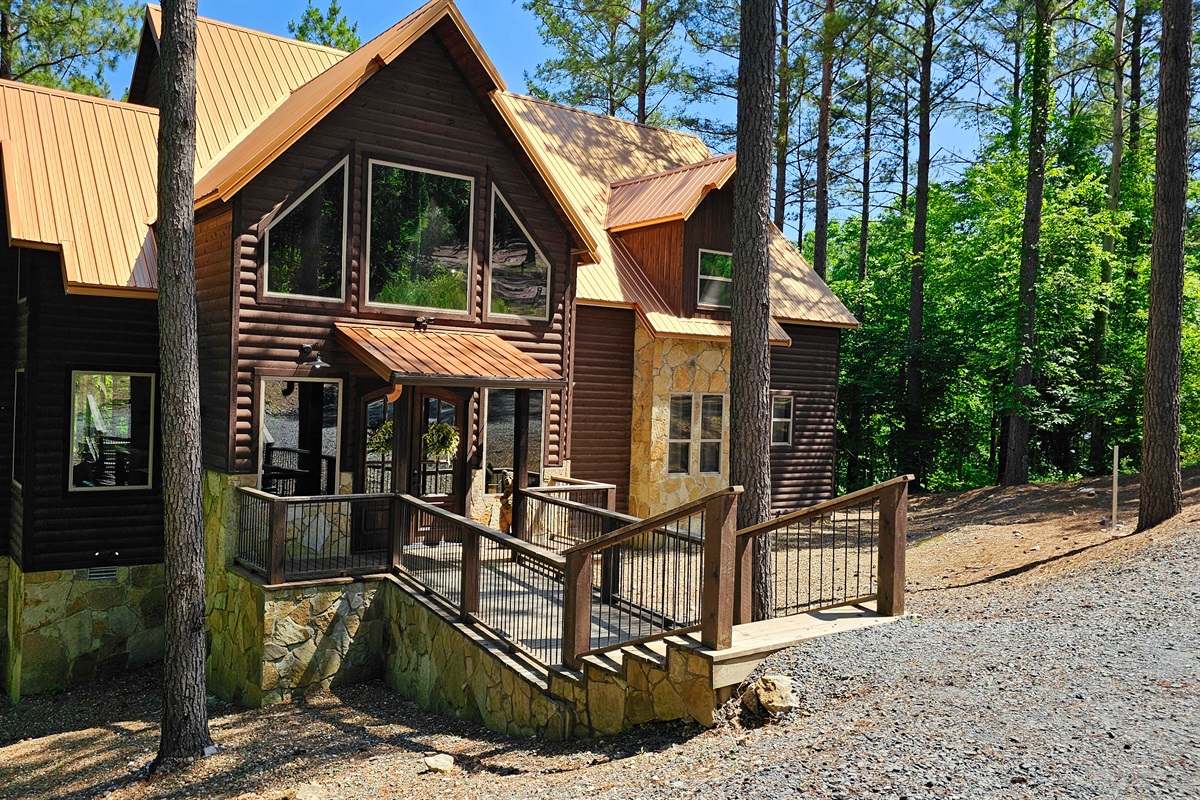 Charming Cabin Retreat: Embrace nature with stunning views and modern rustic elegance!