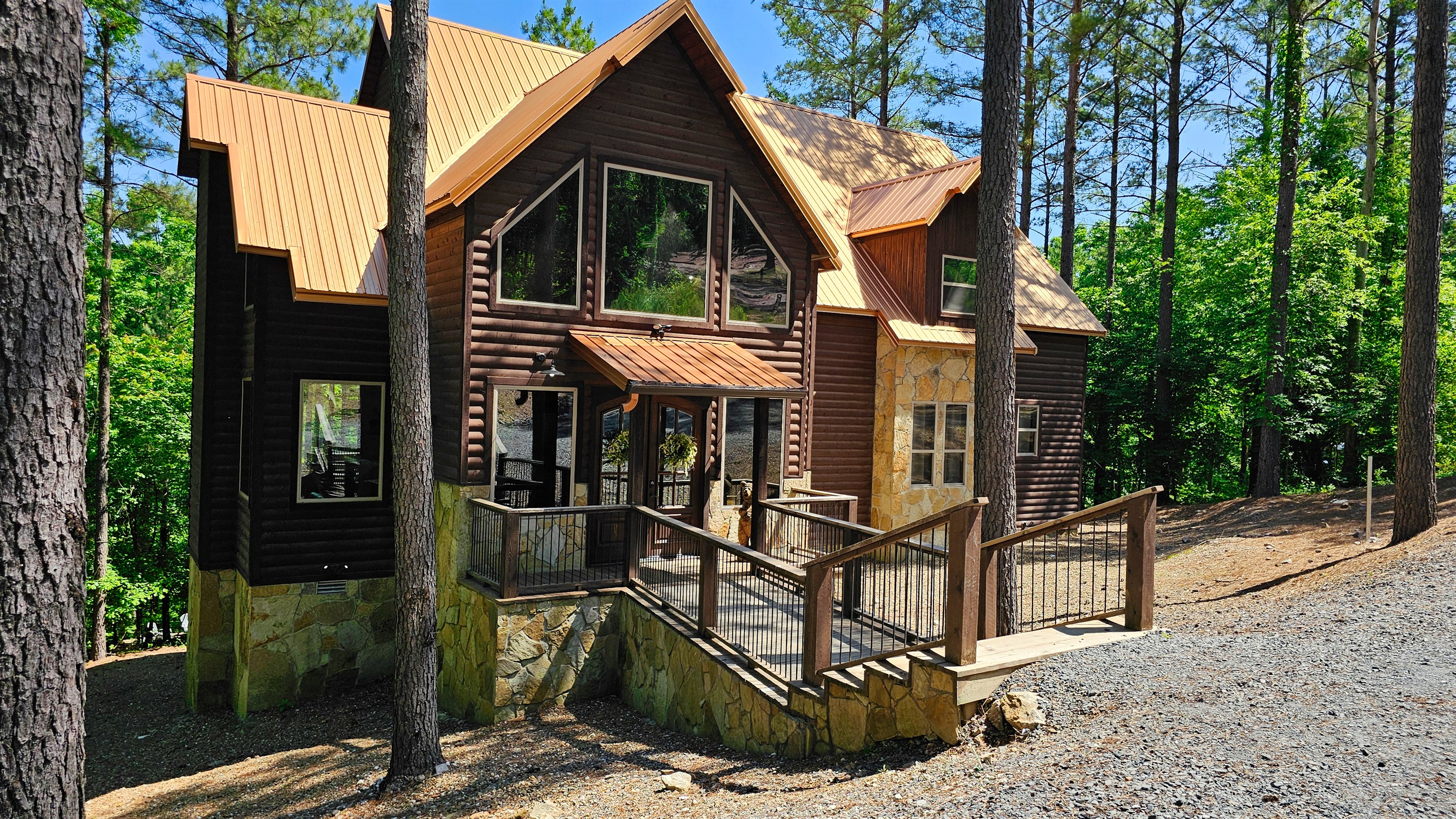 Charming Cabin Retreat: Embrace nature with stunning views and modern rustic elegance!
