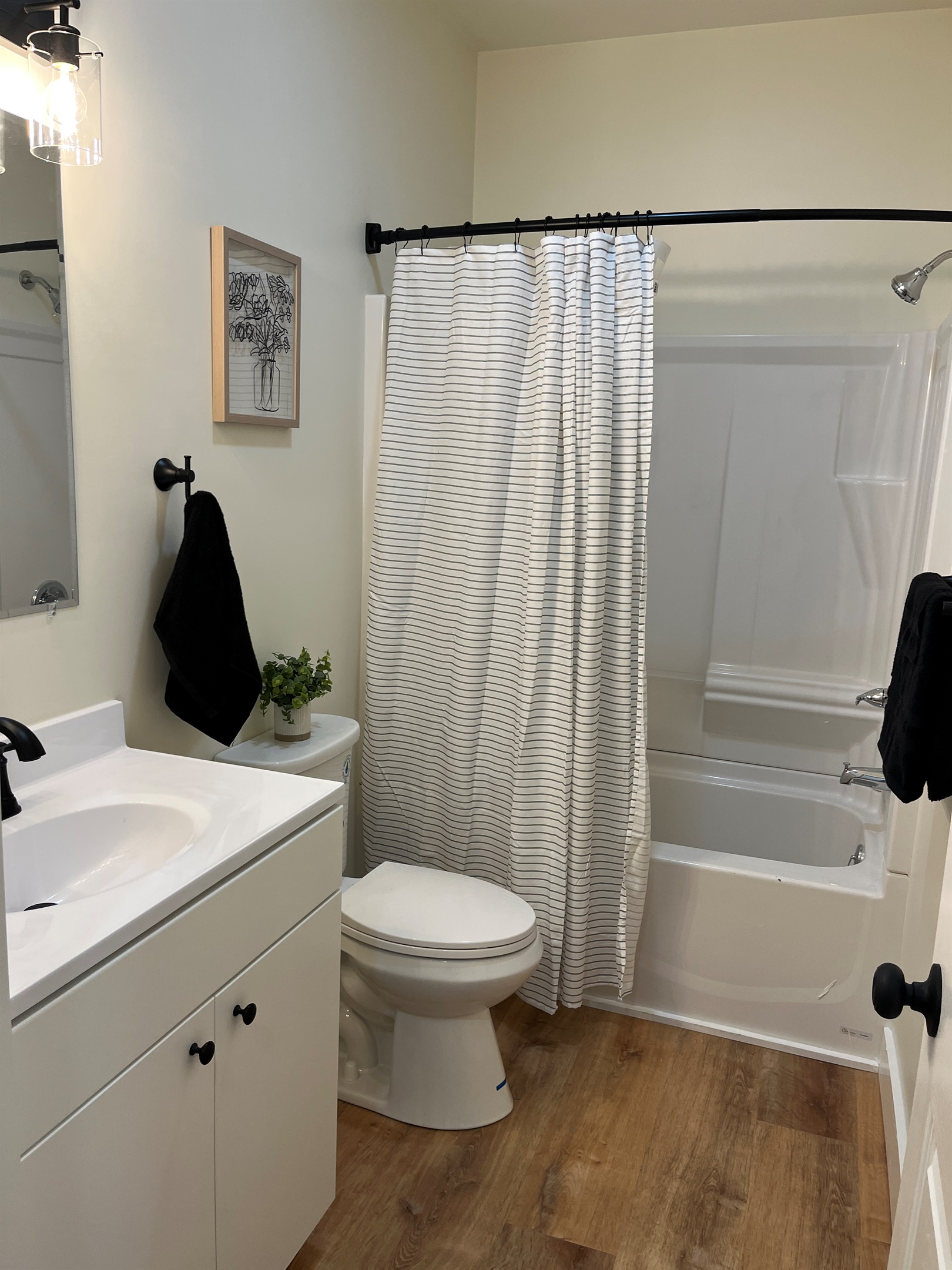 Bathroom with tub/shower