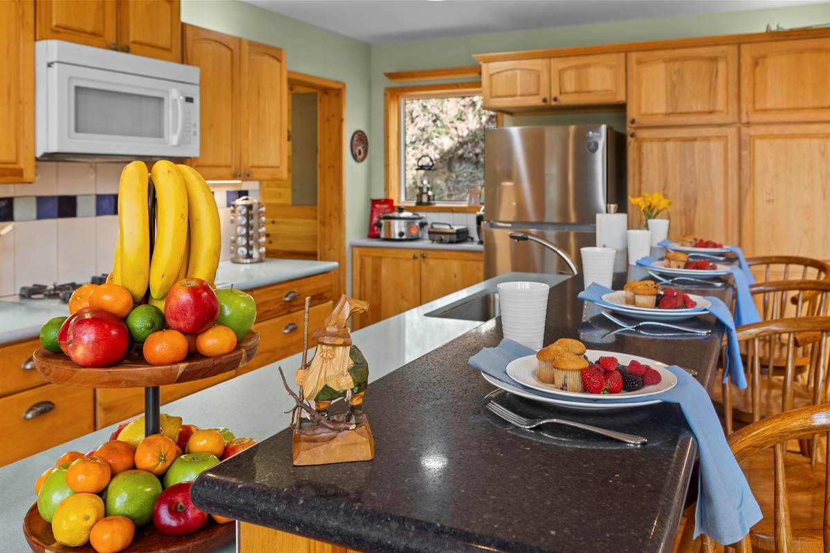 Kitchen: A chef's paradise with fresh fruit, light-filled space, and a perfect breakfast nook!