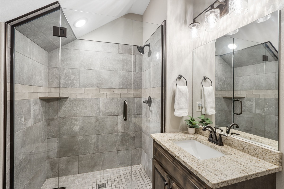 Upper level Queen bed ensuite bath