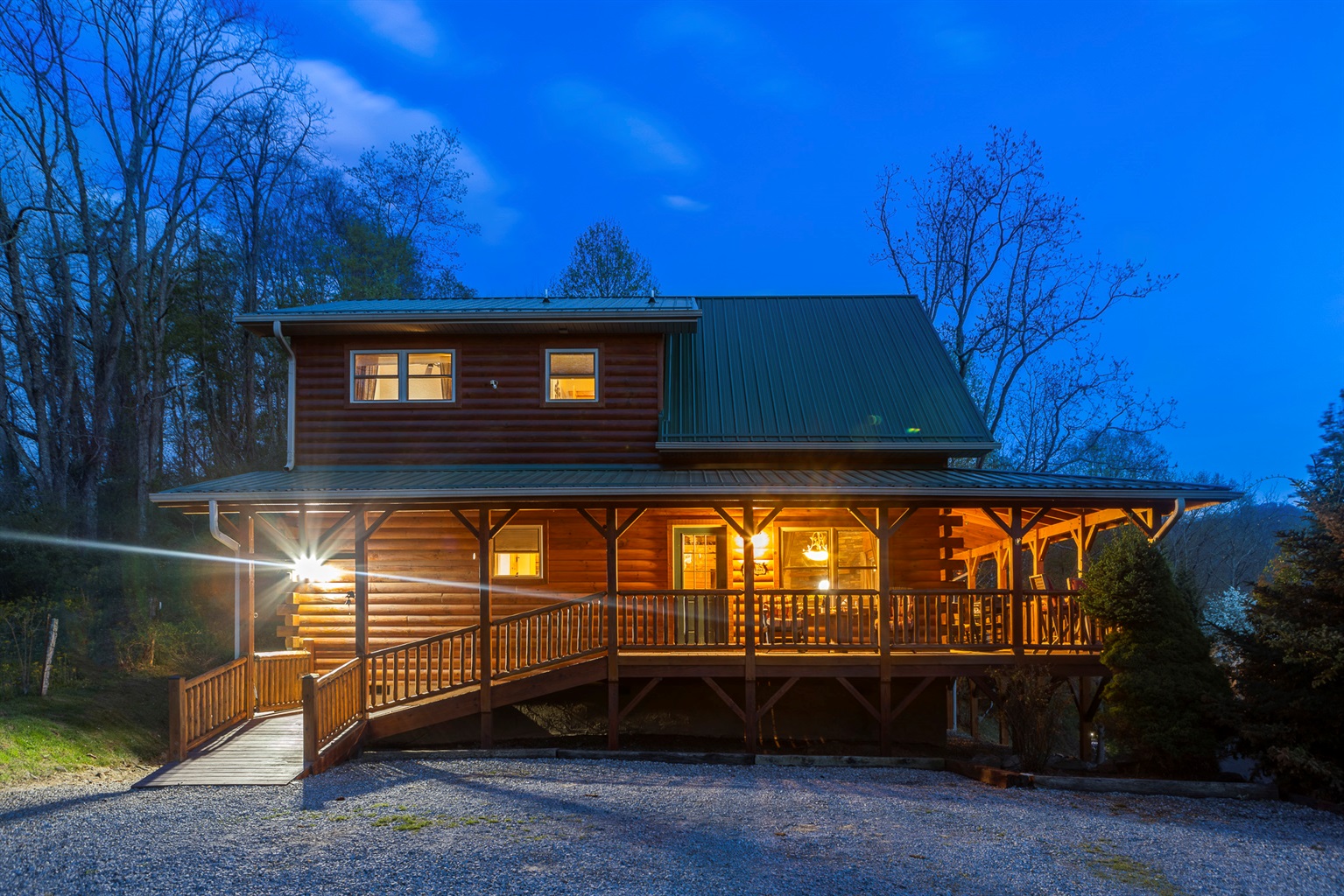 Charming Cabin: Experience the beauty of Waynesville from this inviting, well-lit log home!