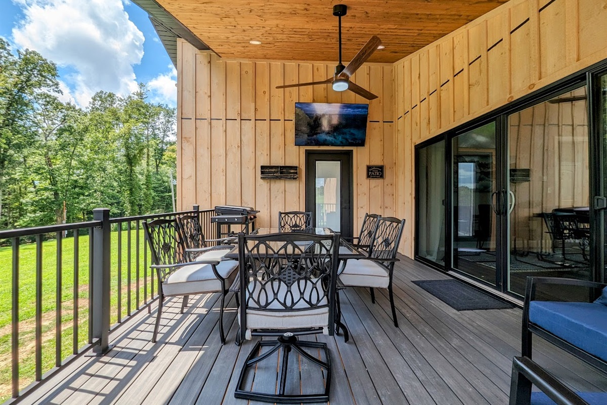 Outdoor deck / dining & gas grill