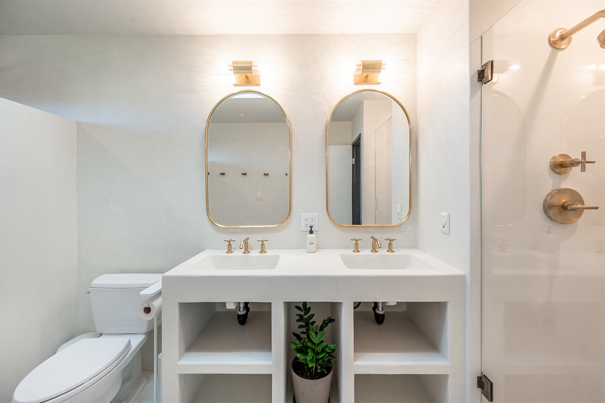 Moroccan (Tedelakt) plaster bathroom with Kohler fixtures, shower