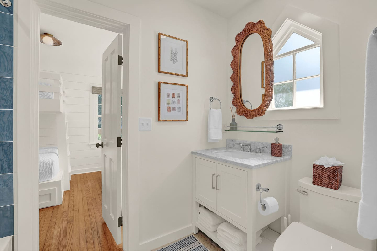 Shared bathroom between Bedroom 1 & Bedroom 2