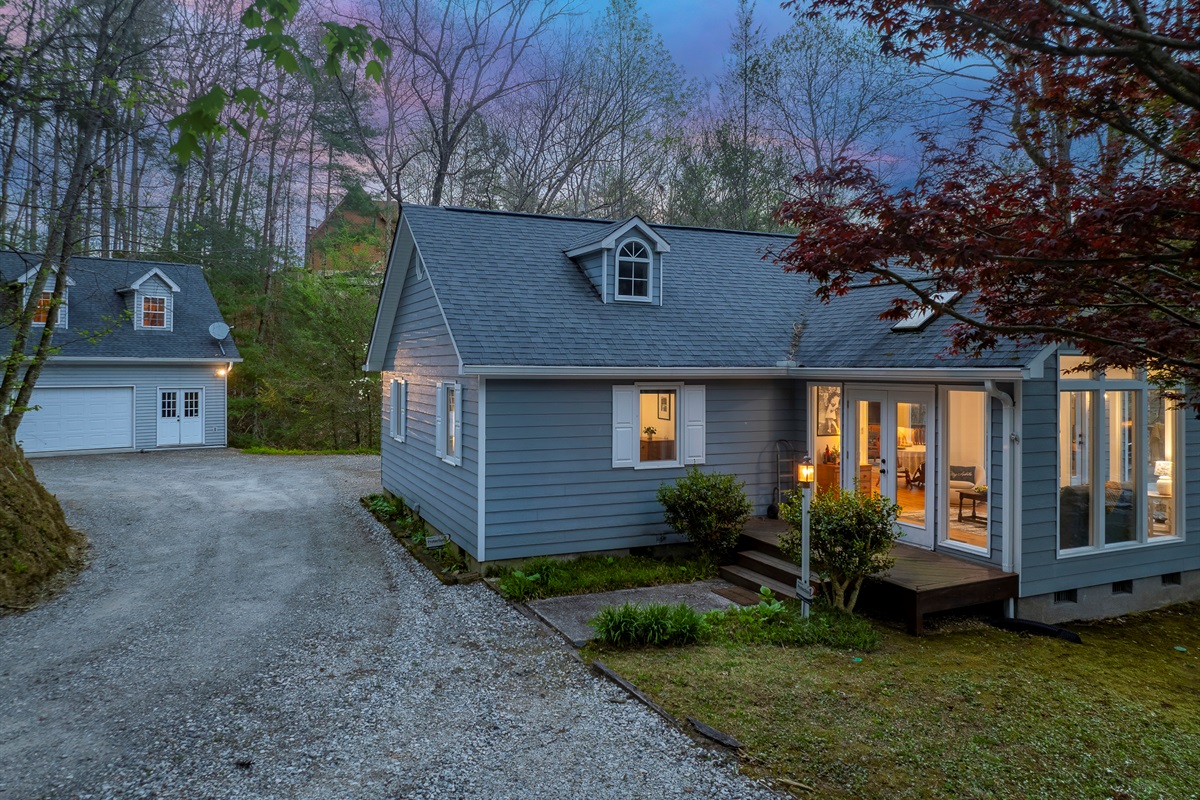 Charming Exterior: Embrace nature in style with this inviting retreat and stunning surroundings!