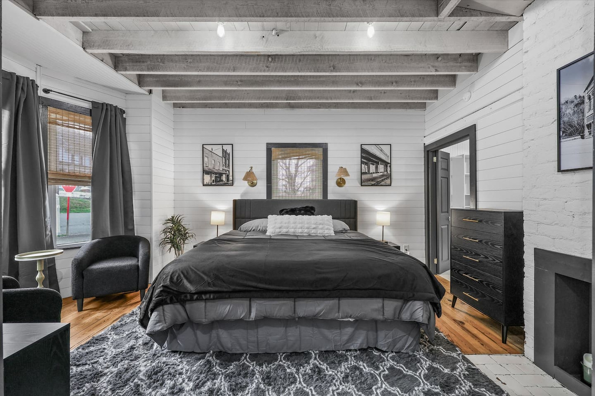 Large private downstairs King bedroom/ premium pillow top bedding, sitting room, black out curtians, smart tv, & usb charging nightstands.