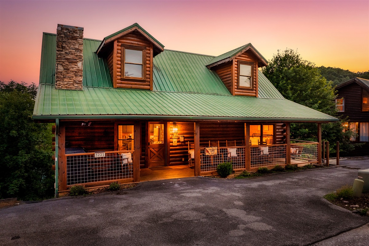 The cabin offers flat parking with room for up to 6 cars (depending on size). No-step access means this is a great home base for those with limited mobility.