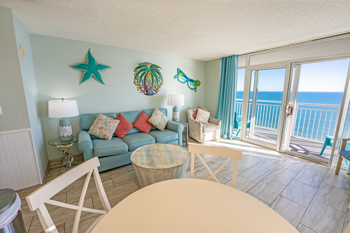 Living Room with Stunning Views🌊☀️