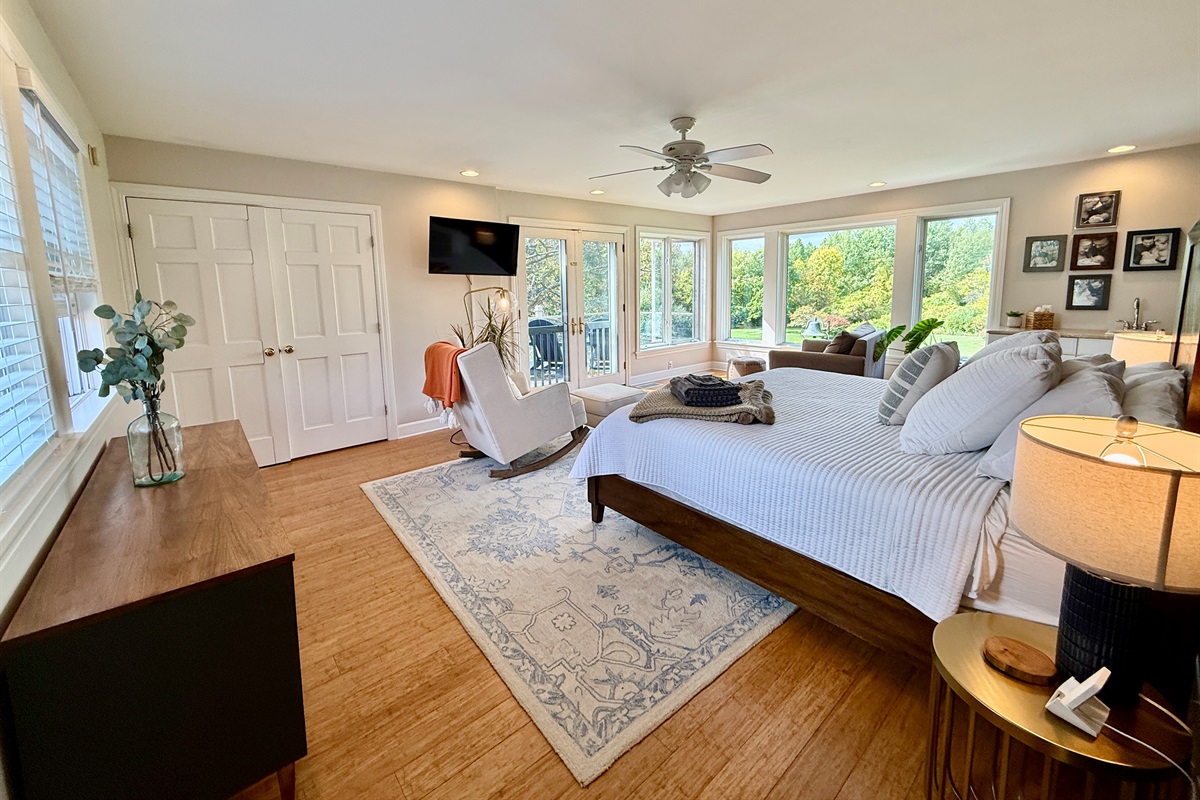 Huge Family Master Suite with Jaccuzi, Laundry and Connected Bedroom for Kids!