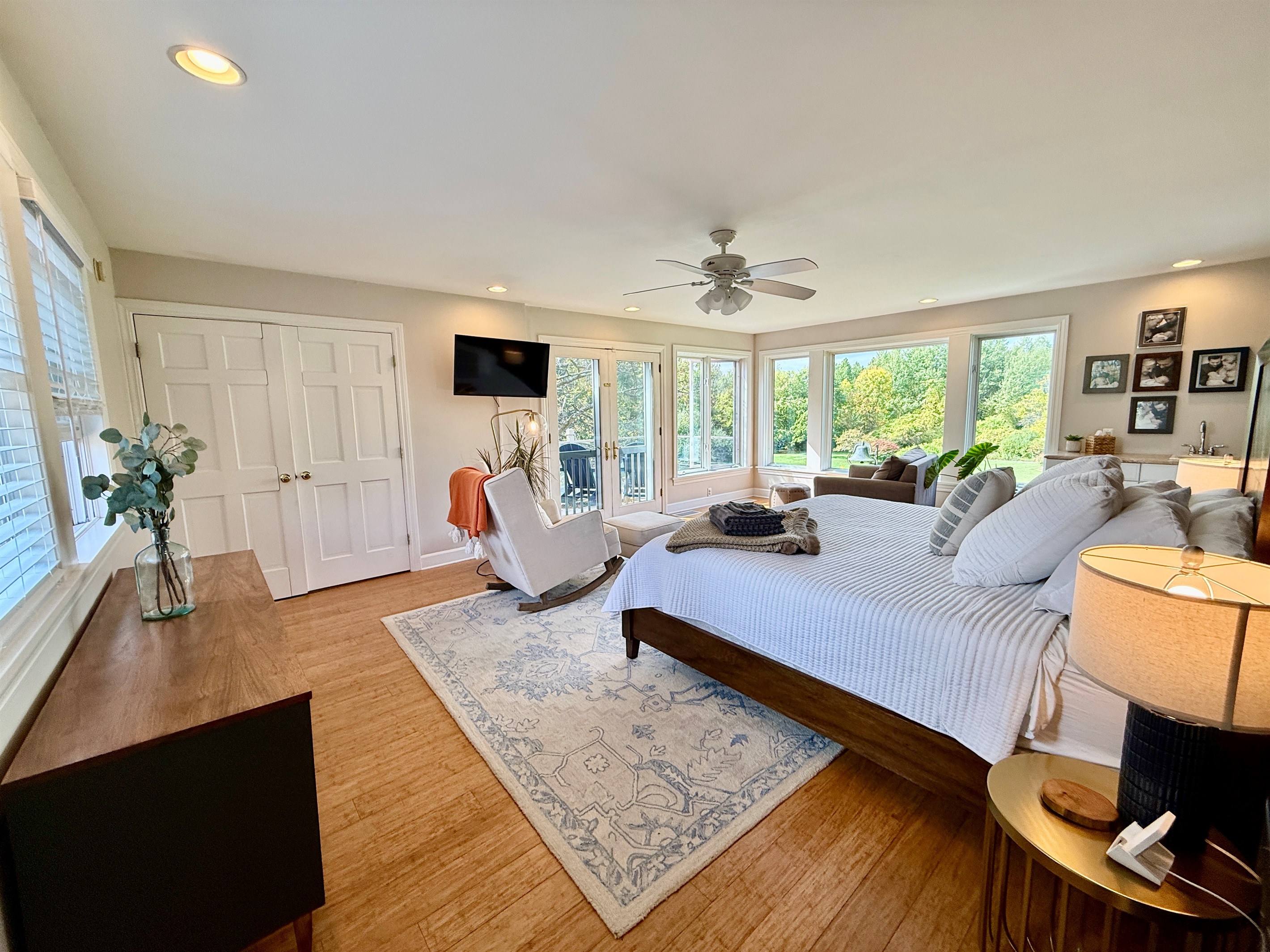 Huge Family Master Suite with Jaccuzi, Laundry and Connected Bedroom for Kids!