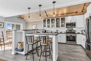 Breakfast bar and Fully equipped Kitchen