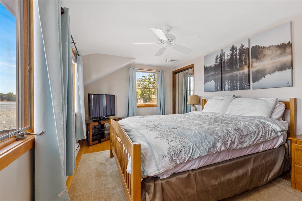 Primary Bedroom that overlooks the Lake - King Bed