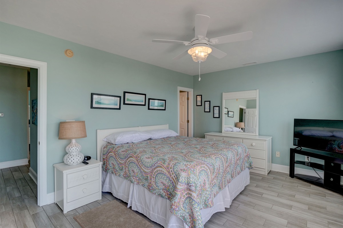 King size bed in Main bedroom with Smart TV
