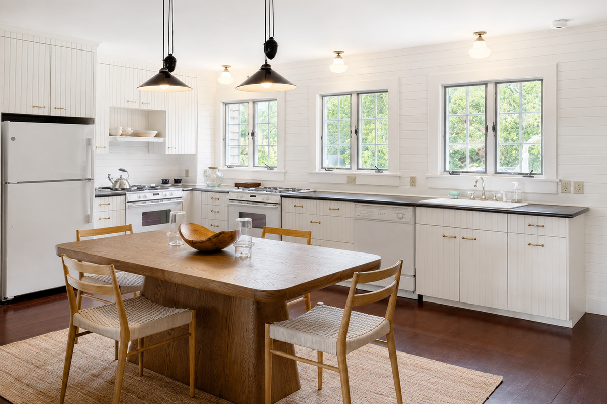 Kitchen and breakfast bar