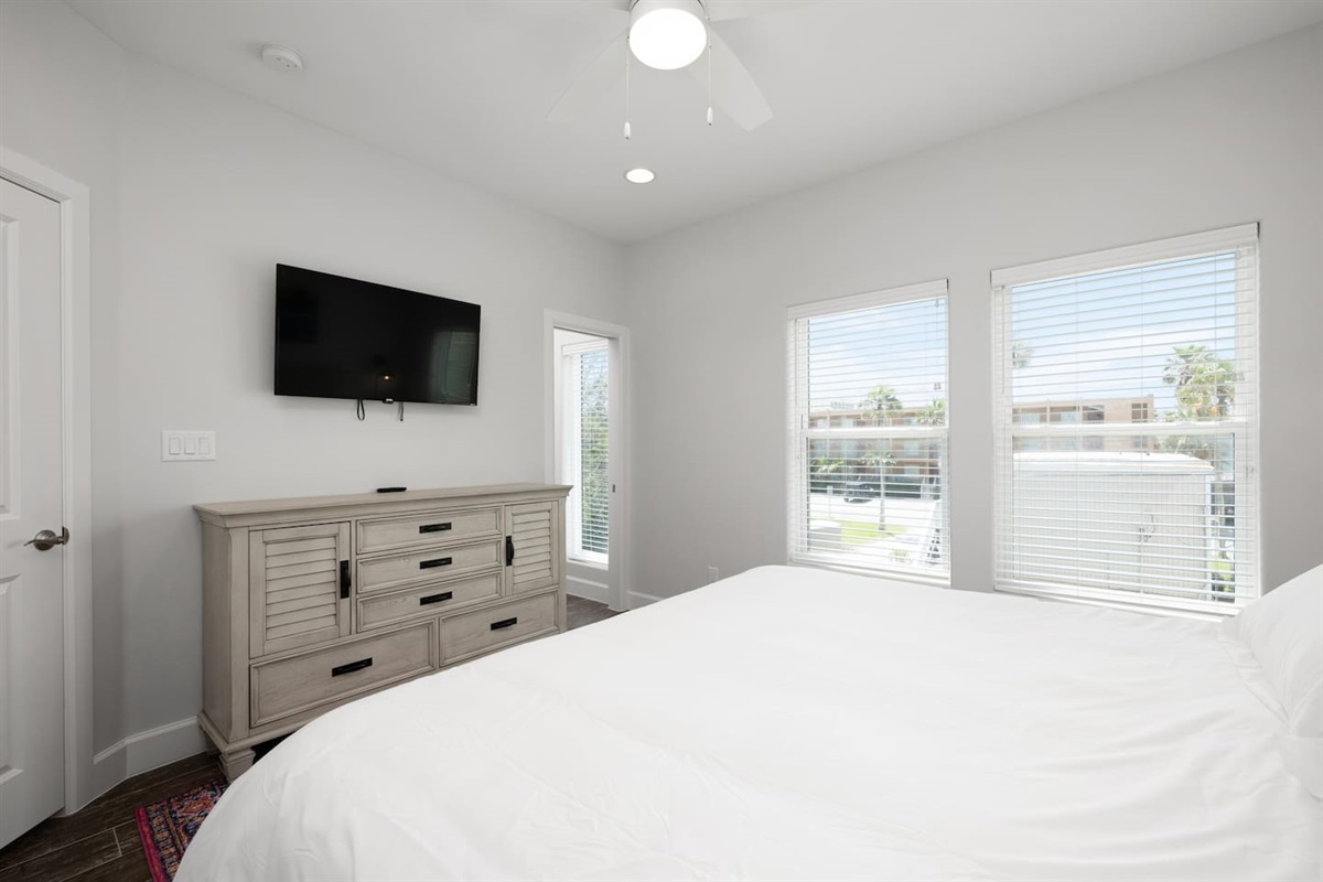 Bedroom with Tv and cabinets