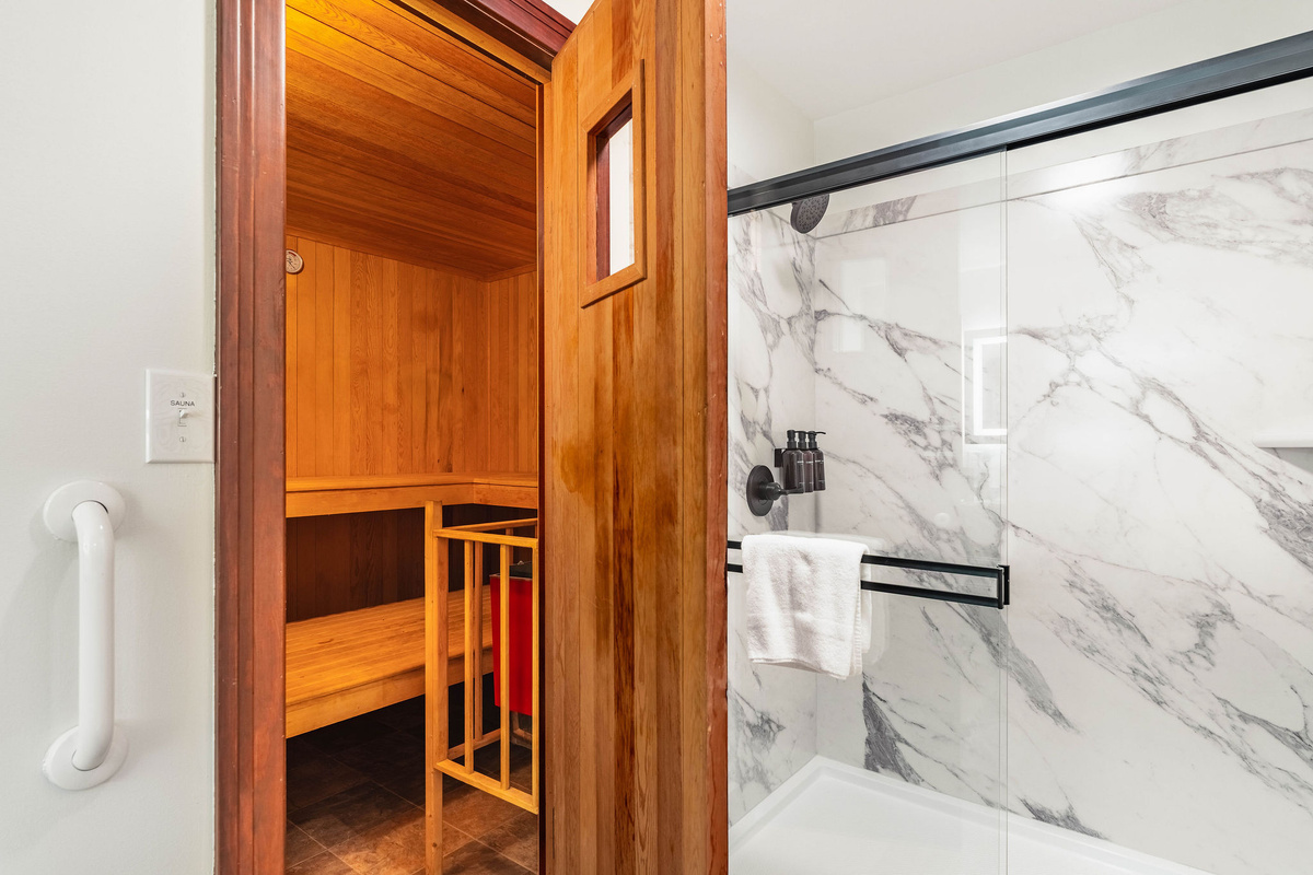 ♨️ And then there's the sauna. A 4-person built-in sauna in the primary ensuite, next to the walk-in shower.