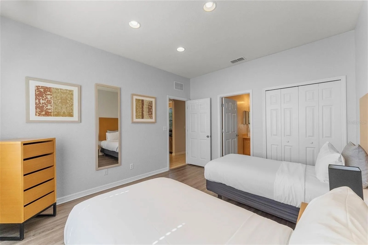 Guest bedroom 3 with 2 twin beds