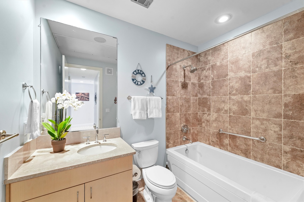 Guest bath with tub/shower combo