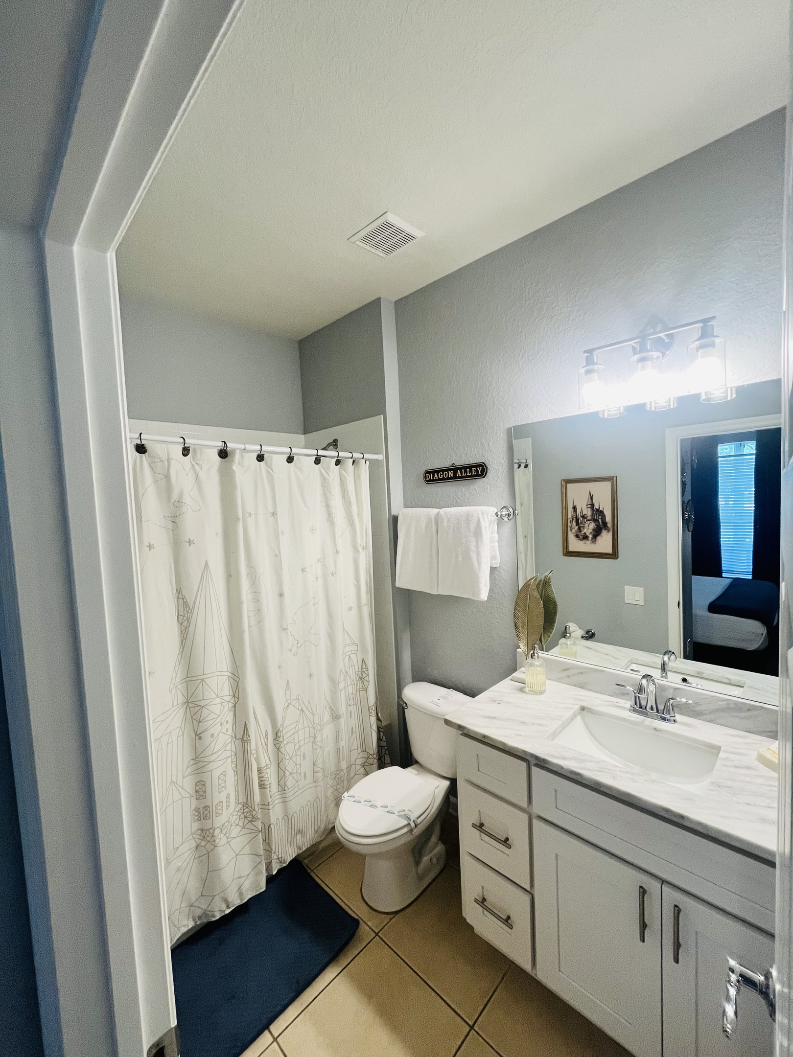 Hogwarts Themed En-suite full bathroom with tub