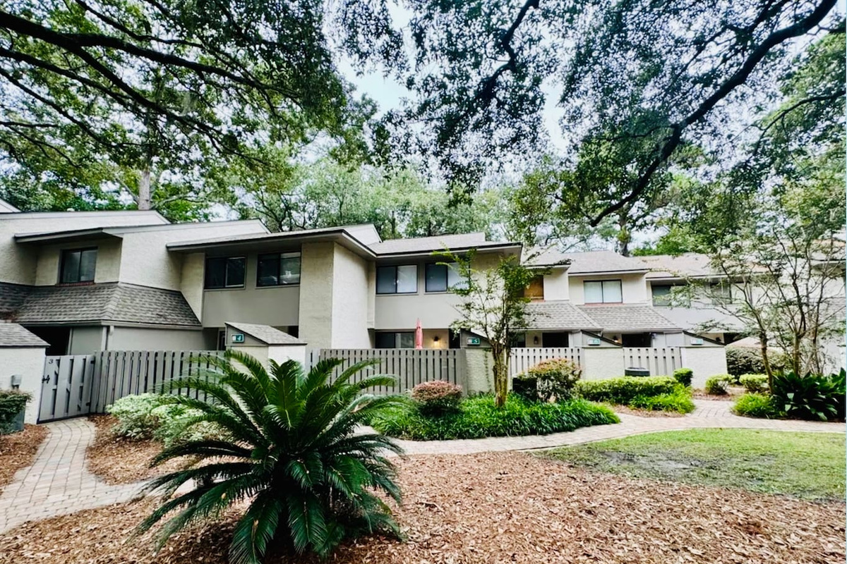 Stones Throw villas among the oaks