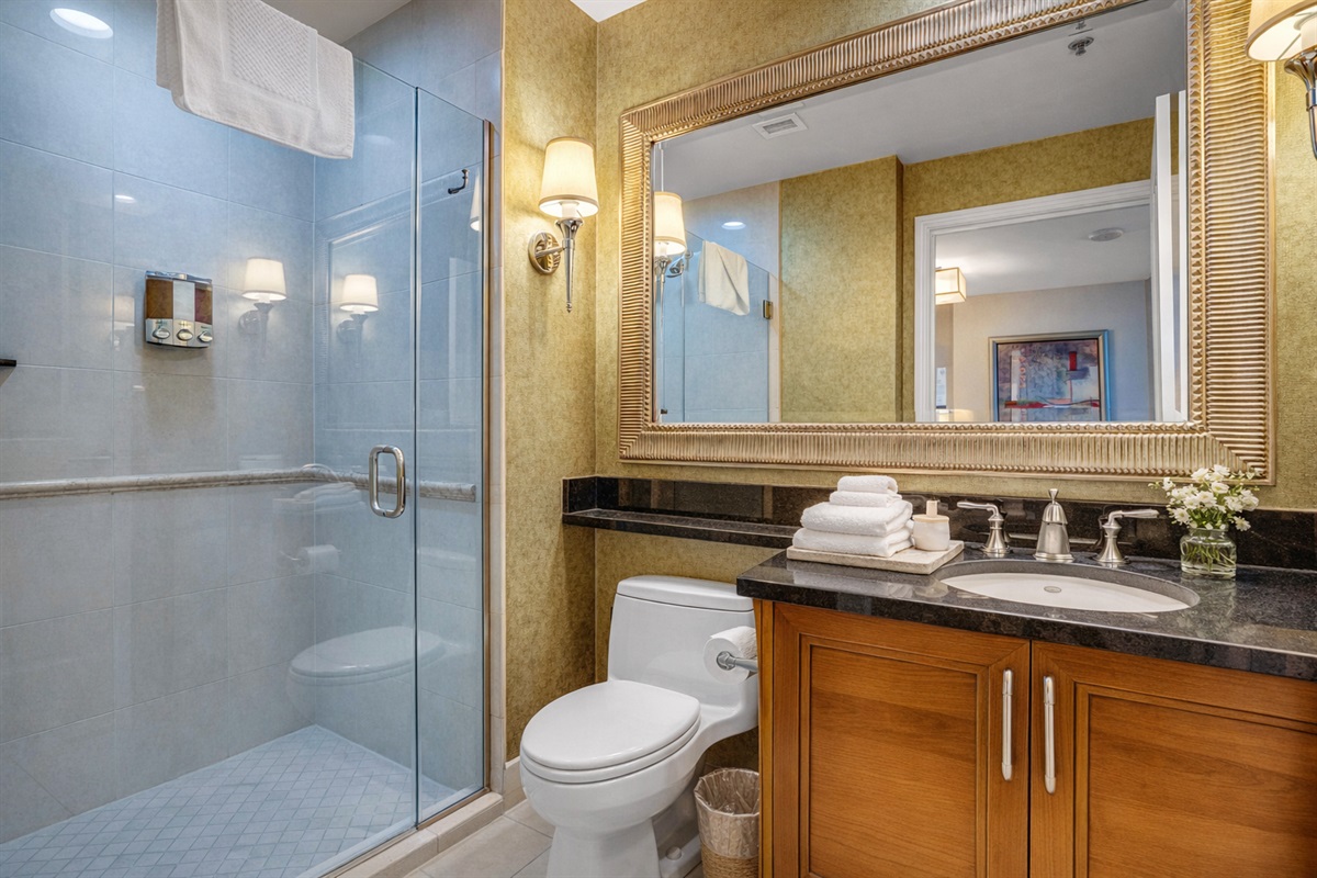 Sleek & Spacious 🚿 - Enjoy a Refreshing Walk-In Shower.