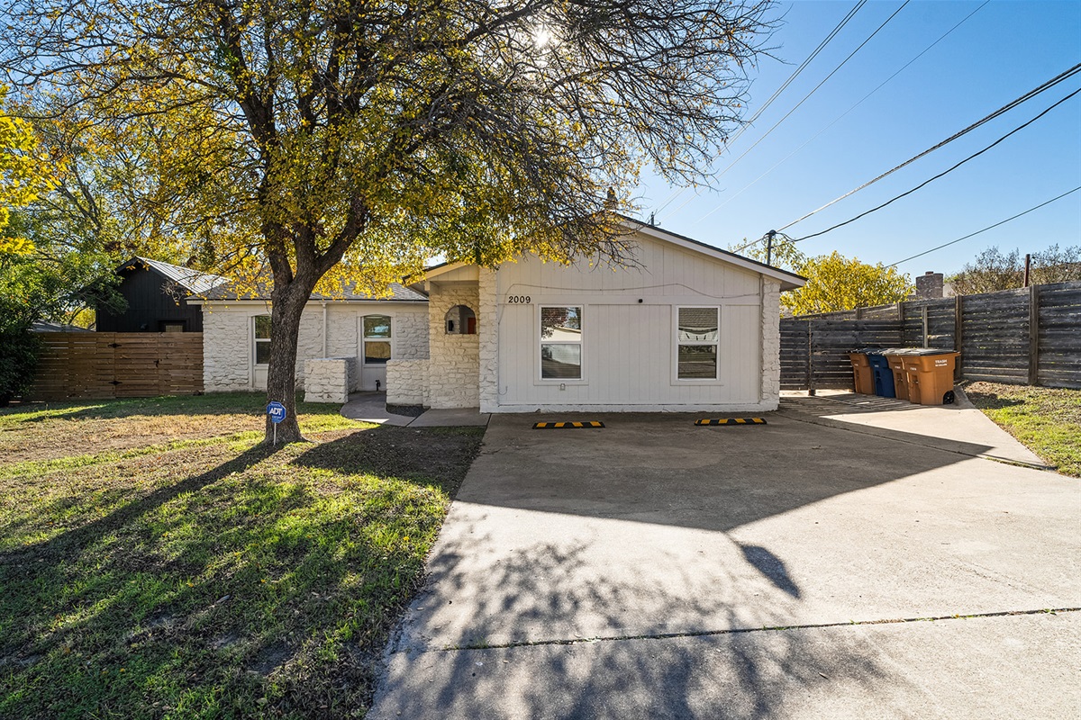 A beautifully landscaped backyard 🌷, offering the ideal space for outdoor activities or peaceful solitude.