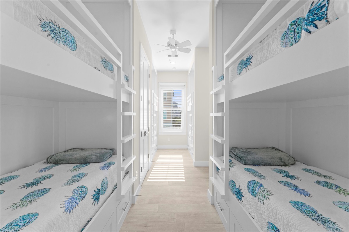 1044ab370d30470982440e133ae6d513 Large | Beachhouse | Texas | TX | Vacation Homes | Galveston | Crystal Beach | Kokomo | Breezy Days | Beachfront Elegance | Sunrise Serenity | Southern Sands Property Management, LLC