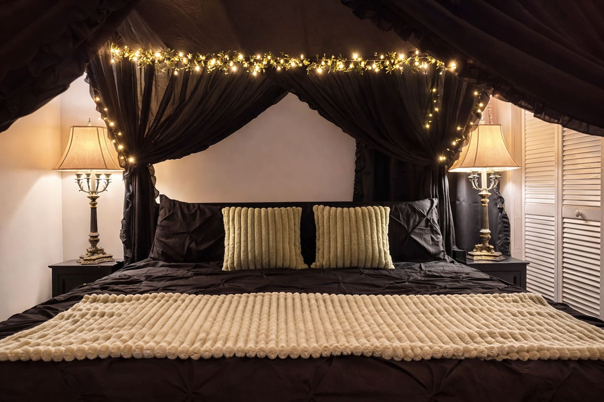 Super comfy brand new mattress! Equipped with a mattress protector that can be washed.