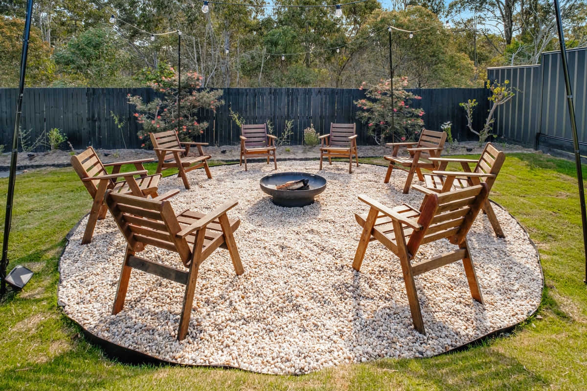 Gather around the outdoor fire pit and enjoy cosy evenings under the stars, surrounded by peaceful greenery.
