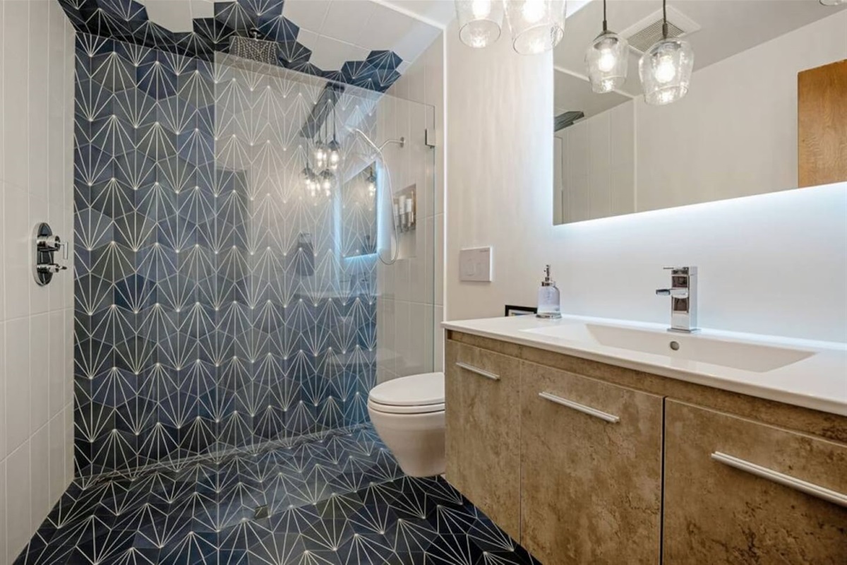 Full bathroom on the bedroom hallway.