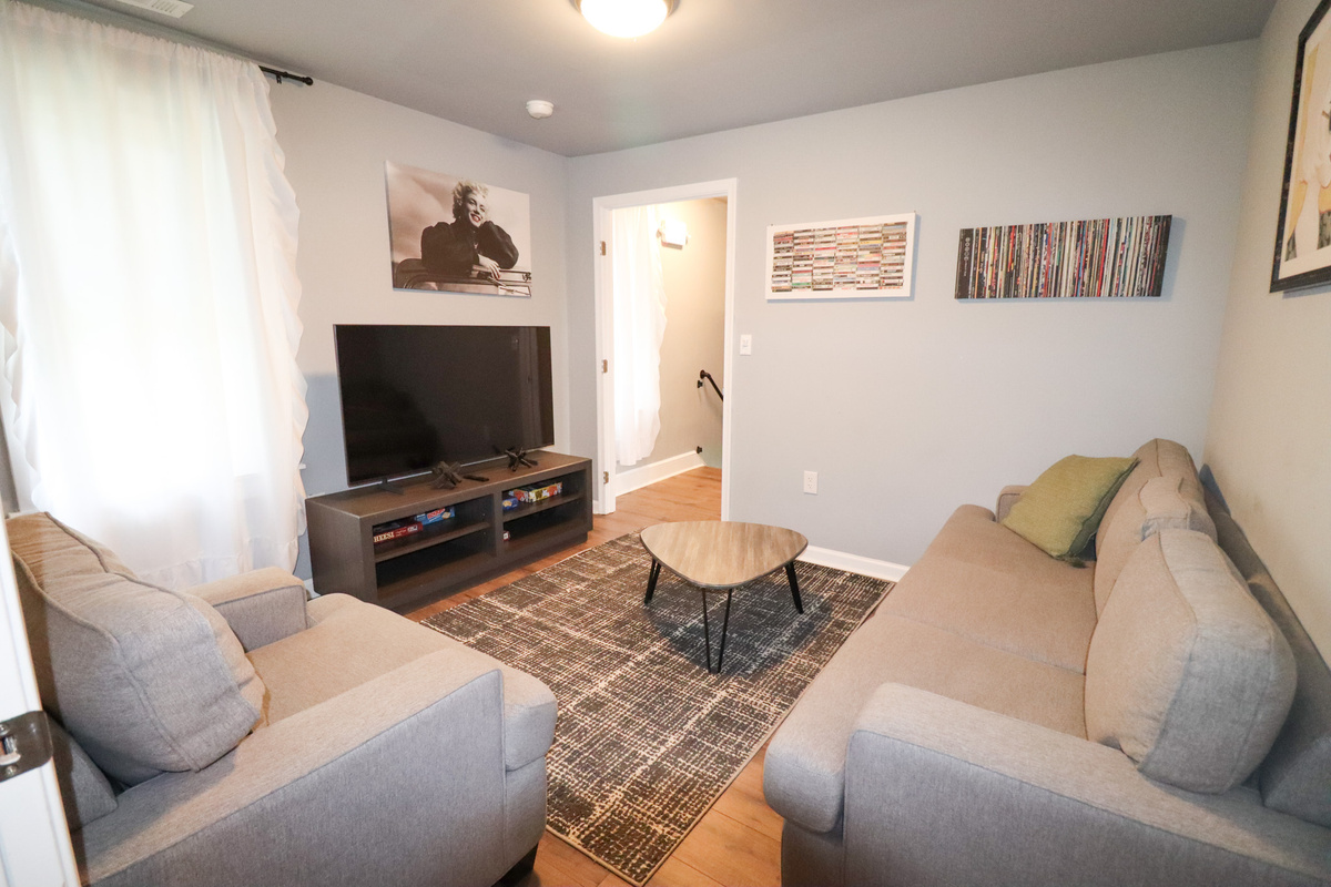 Cozy Living Area with Smart TV & Streaming services