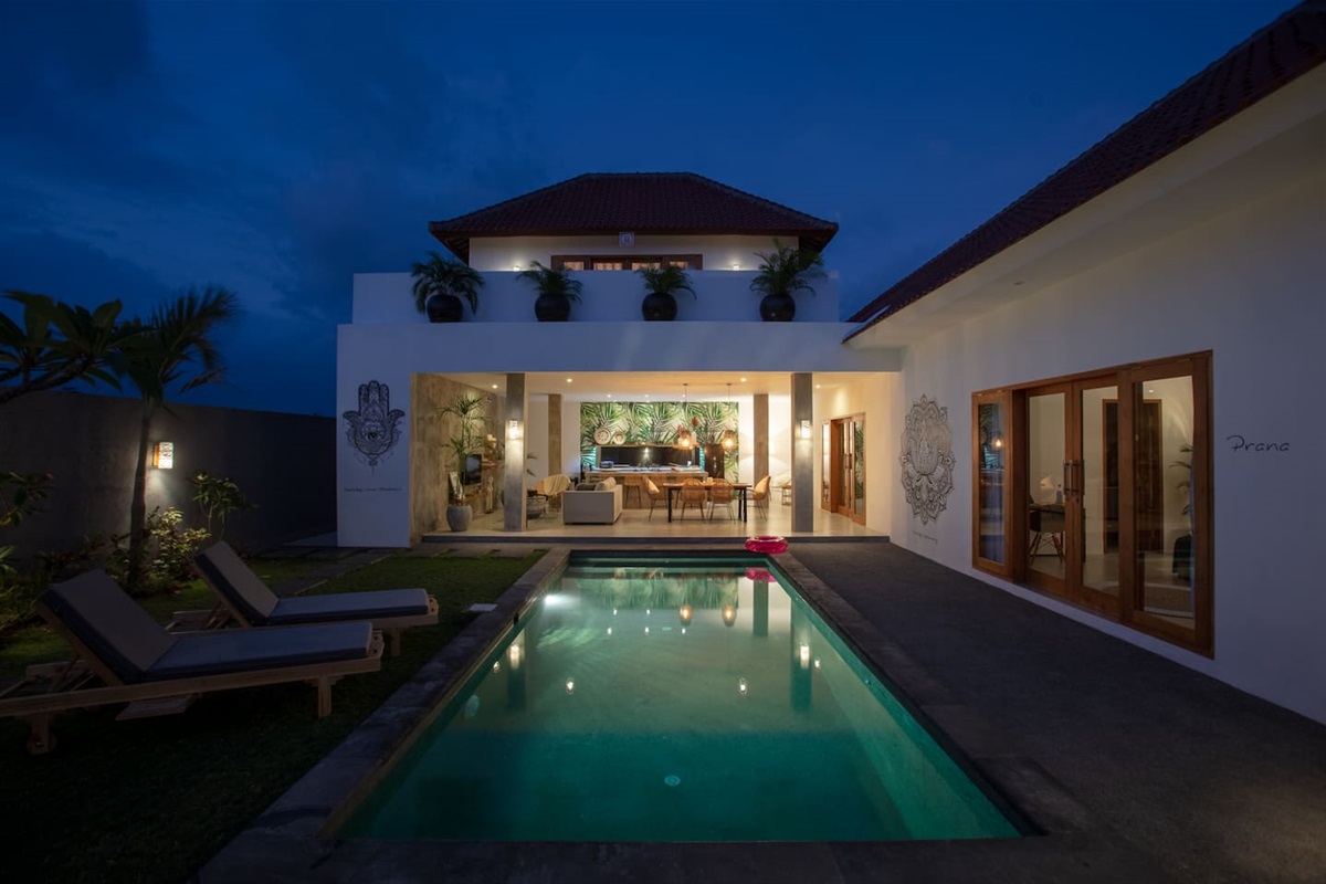 The night atmosphere is simply amazing! Dinner at the villa or simply have something to drink and have fun with friends.