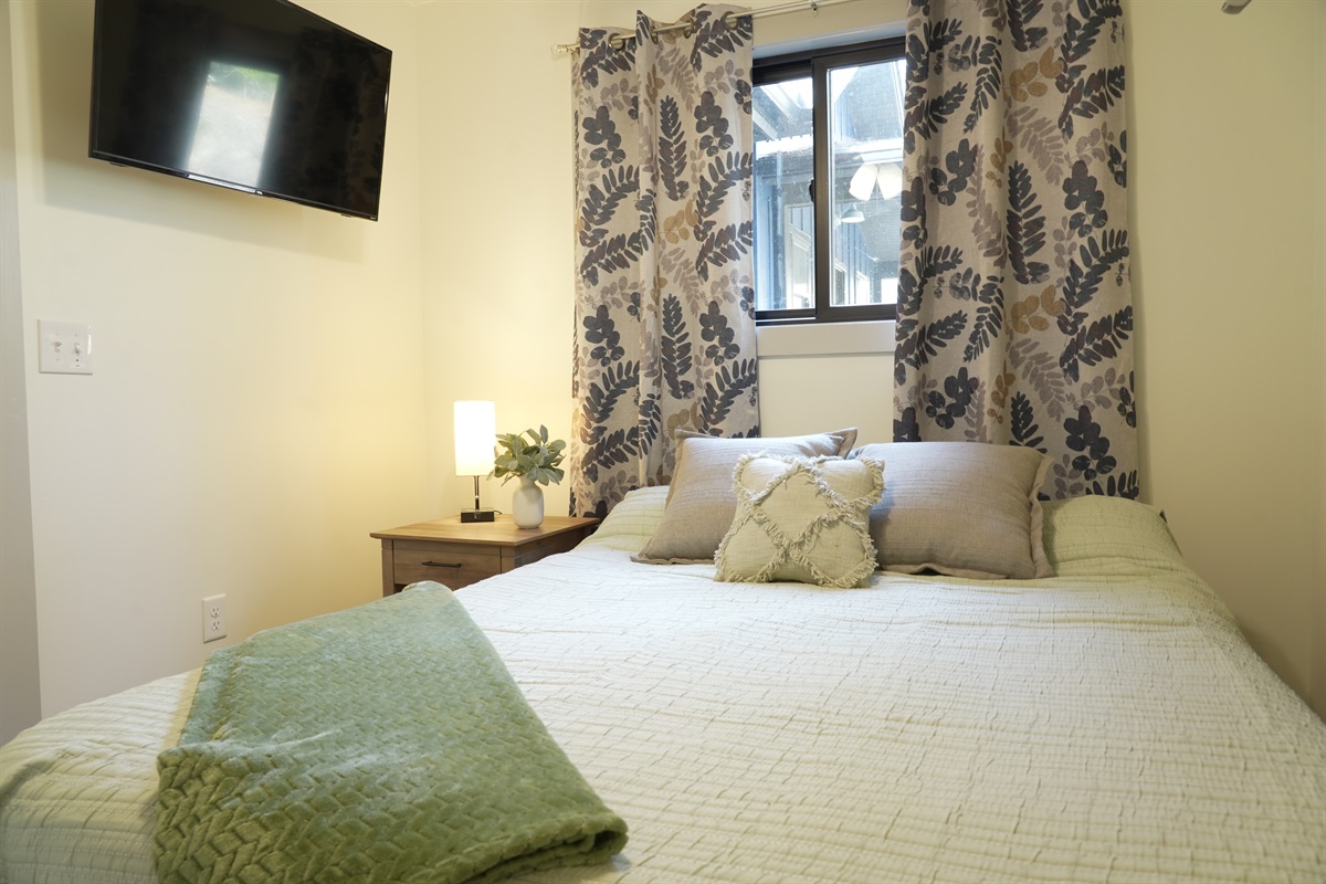 Queen bed 1st floor bedroom