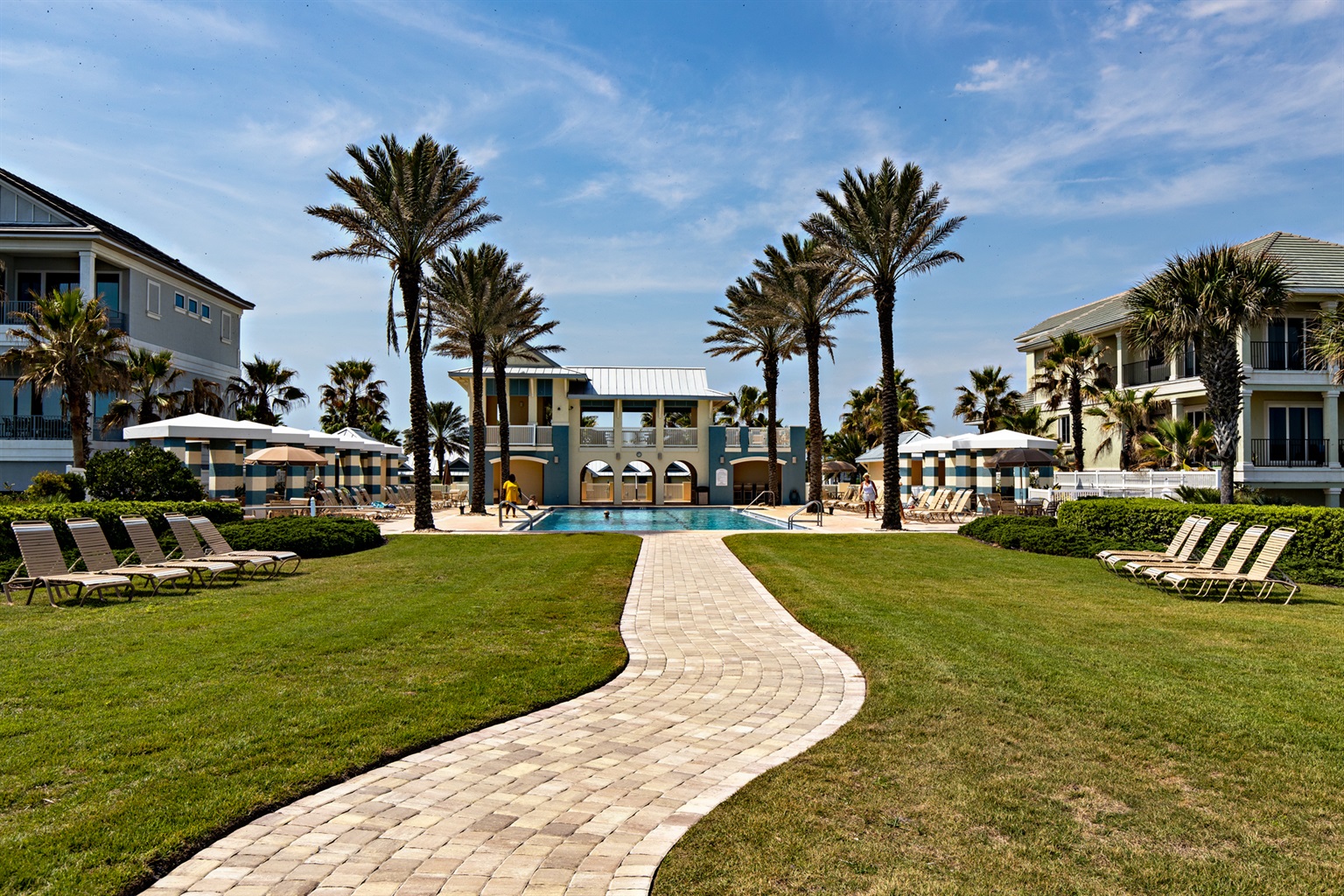 Resort days made easy. 🌴🏖️
Stroll down the palm-lined path to Cinnamon Beach Club—sparkling oceanfront pool, loungers, umbrellas, and that “we’re on vacation” feeling the second you arrive.
