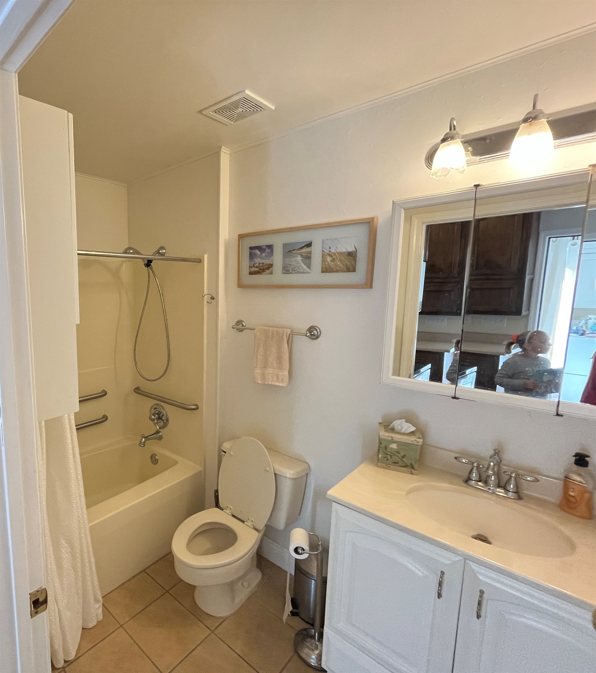 Guest bathroom with shower/tub combo