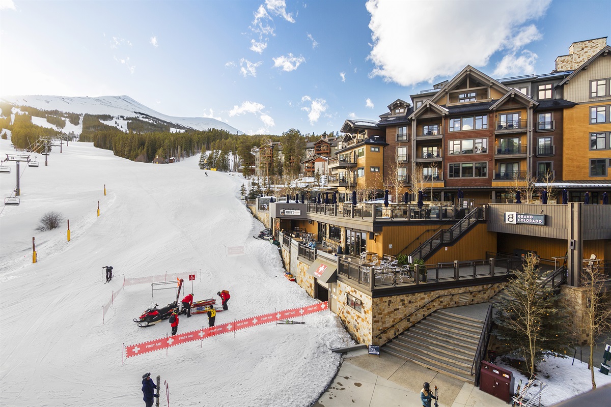 Ski-in/out - Robbies Tavern deck