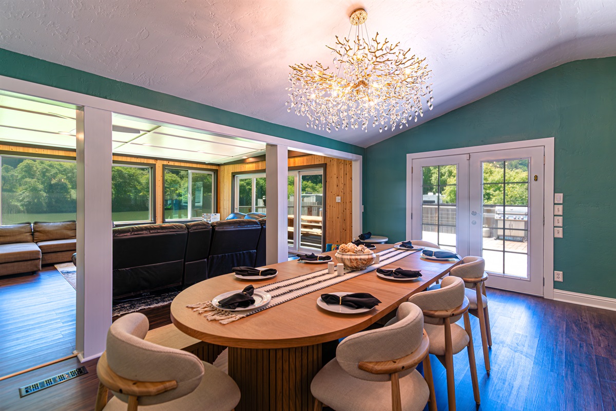 Gather everyone around the spacious dining table, where floor-to-ceiling river views create the perfect backdrop for memorable meals, and evening game nights. With seating for the whole group, every meal comes with a view worth savoring