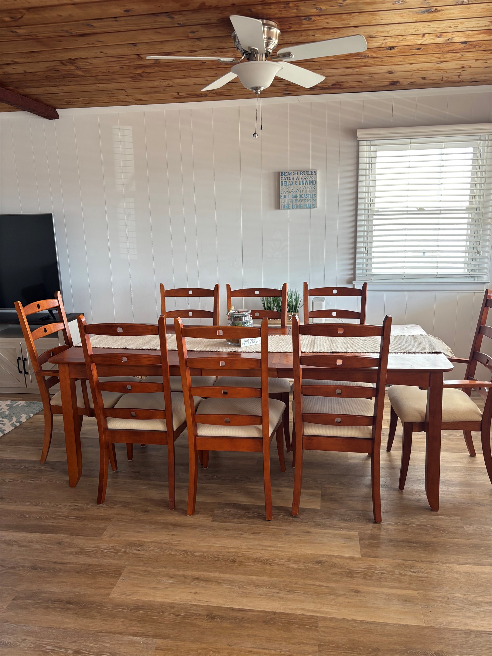 Dining room - seats 8 people