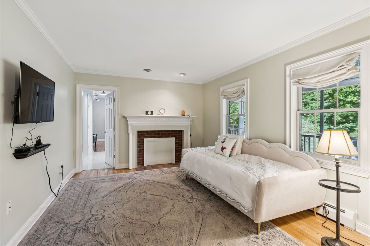 Den to Bedroom #1 (twin bed)